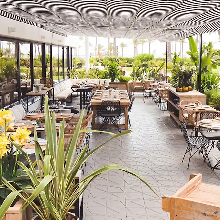 Отель Almirante